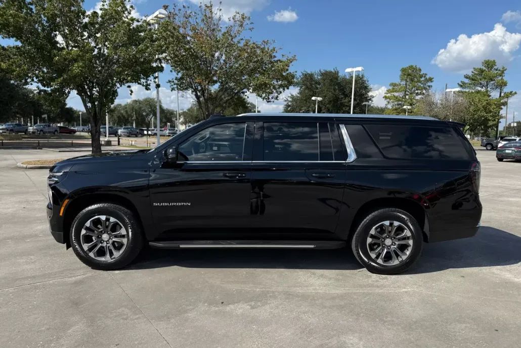 2025 Chevrolet Suburban LT photo 1