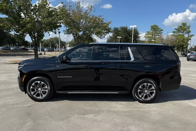 2025 Chevrolet Suburban LT photo 1