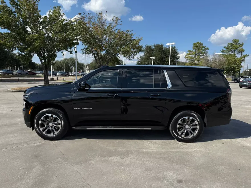 2025 Chevrolet Suburban LT photo 1