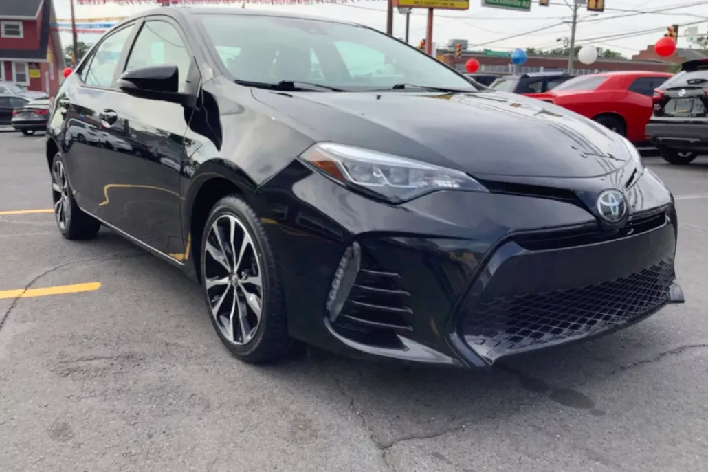 2017 Toyota Corolla SE photo 1
