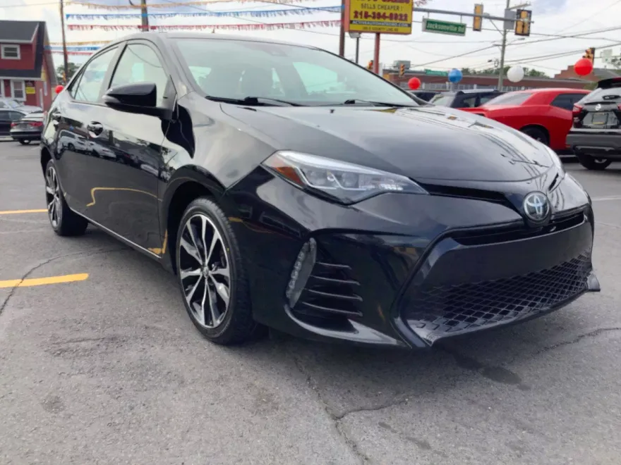 2017 Toyota Corolla SE photo 1