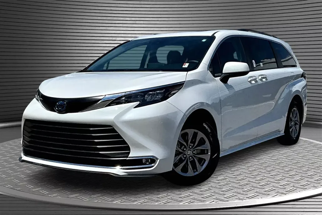 2024 Toyota Sienna XLE photo 1