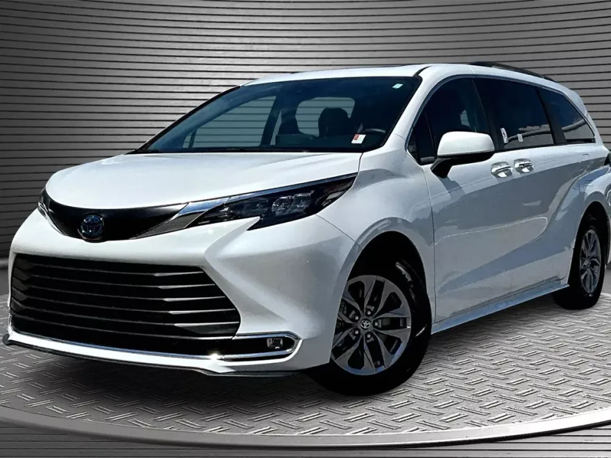 2024 Toyota Sienna XLE photo 1