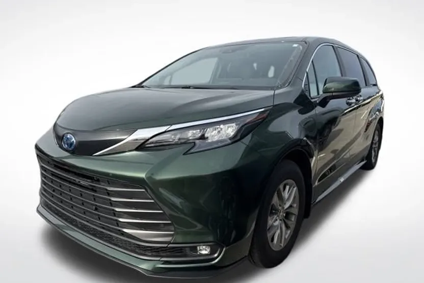 2025 Toyota Sienna XLE photo 1