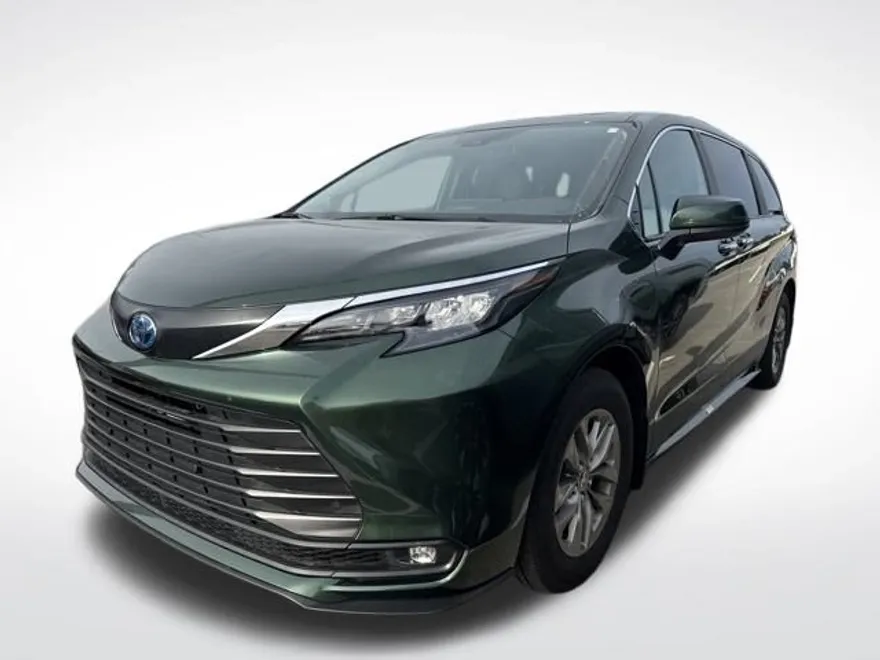 2025 Toyota Sienna XLE photo 1