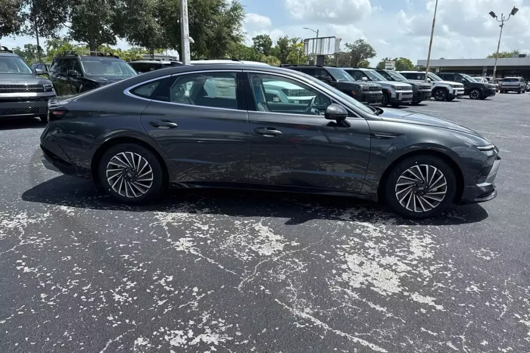 2025 Hyundai Sonata Hybrid SEL photo 1