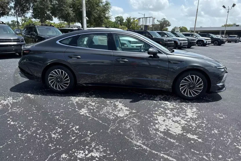 2025 Hyundai Sonata Hybrid SEL photo 1