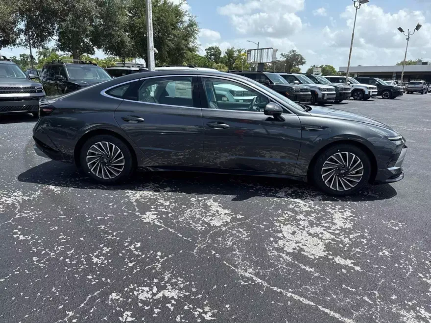 2025 Hyundai Sonata Hybrid SEL photo 1