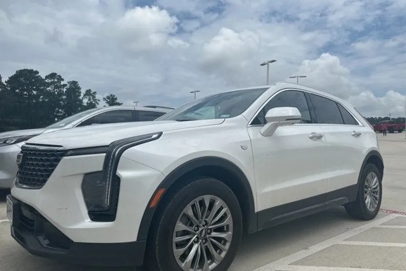 2024 Cadillac XT4 Premium Luxury photo 1