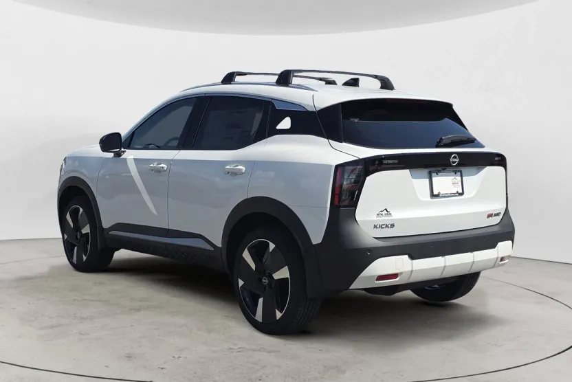 2026 Nissan Kicks SR photo 1