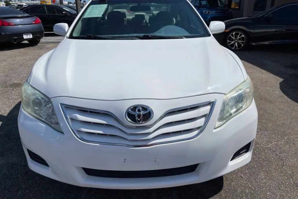 2011 Toyota Camry LE photo 1