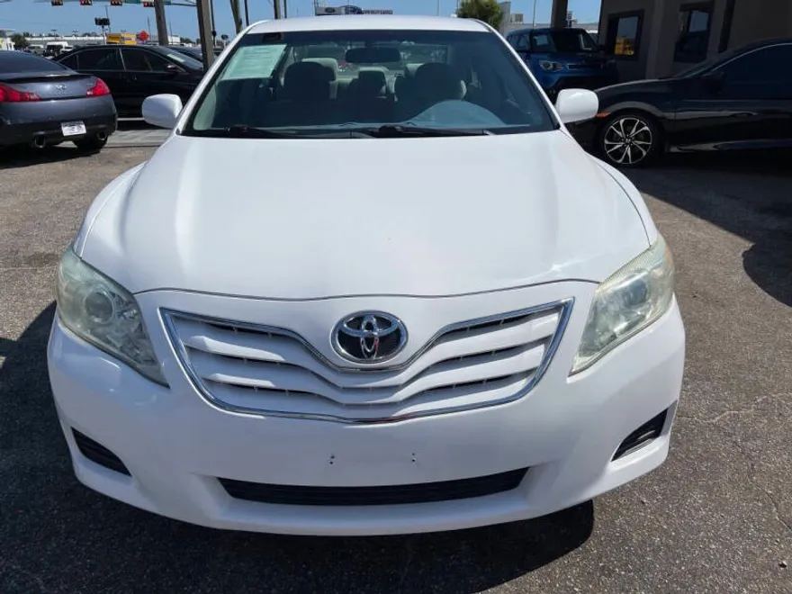 2011 Toyota Camry LE photo 1