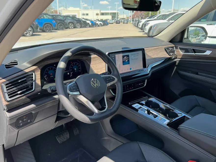 2025 Volkswagen Atlas SEL photo 1