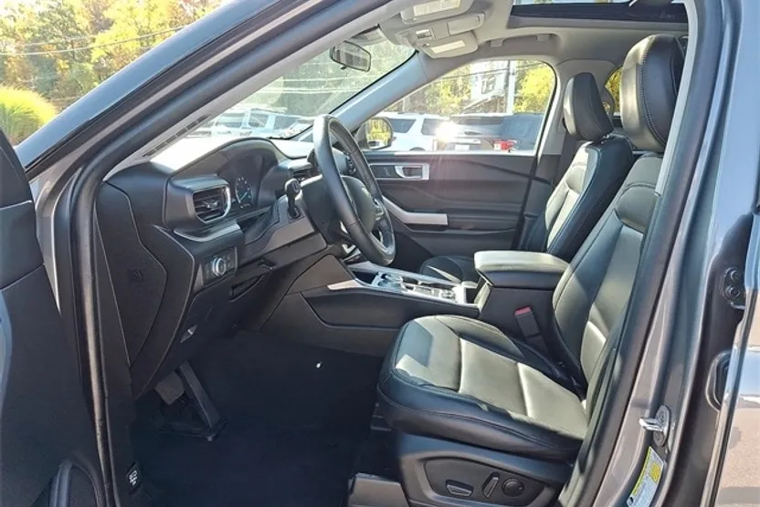 2022 Ford Explorer XLT photo 1