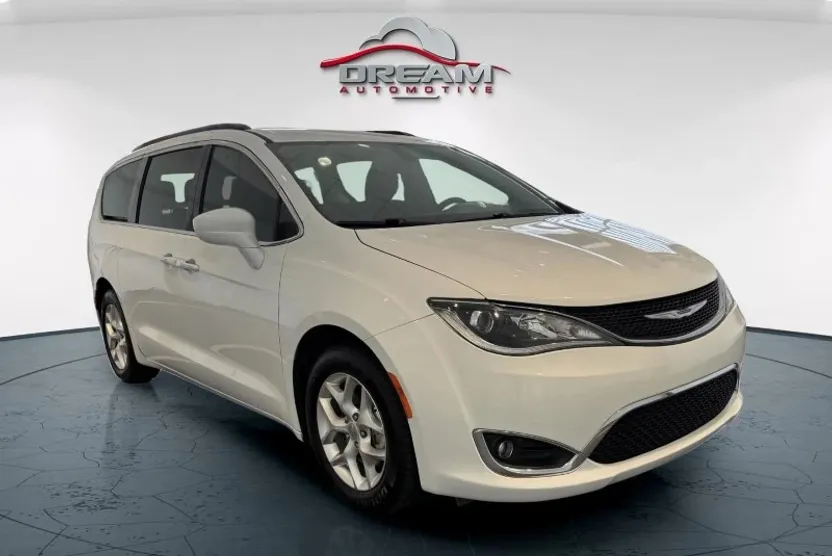 2020 Chrysler Pacifica Touring photo 1