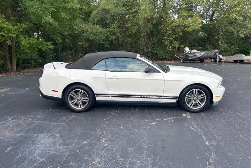 2012 Ford Mustang V6 Premium photo 1