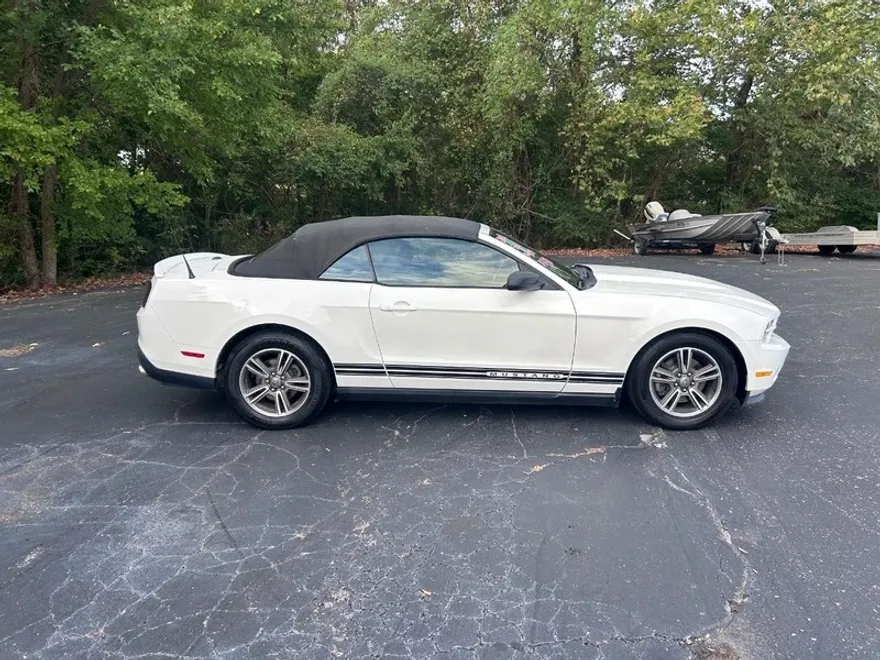 2012 Ford Mustang V6 Premium photo 1