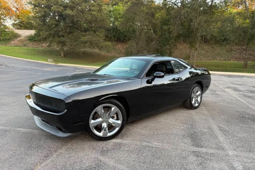 2014 Dodge Challenger SXT Plus photo 1