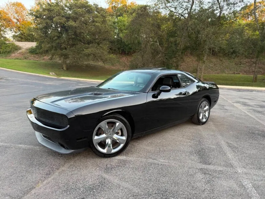 2014 Dodge Challenger SXT Plus photo 1