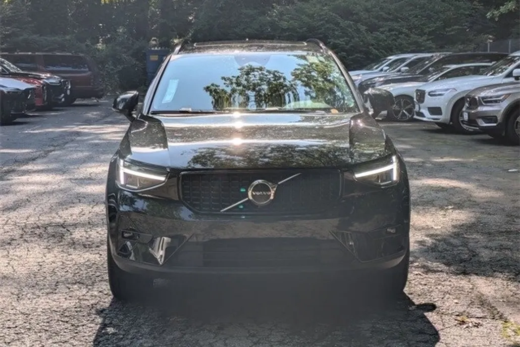 2023 Volvo XC40 AWD Plus photo 1