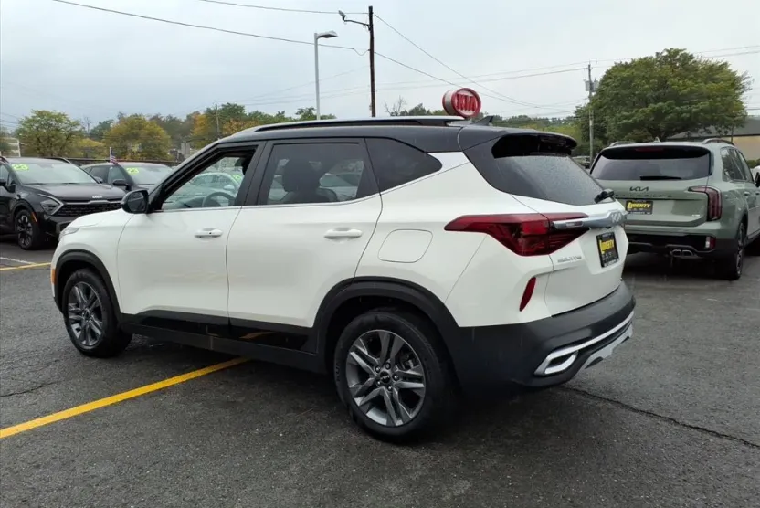 2023 Kia Seltos S photo 1