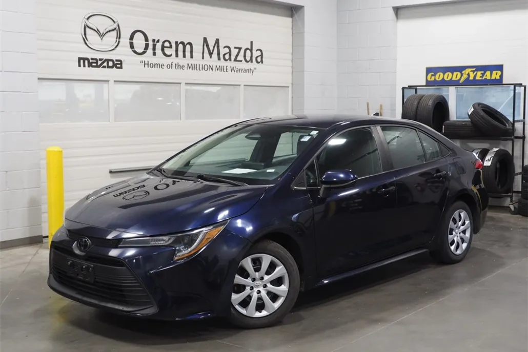 2023 Toyota Corolla LE photo 1