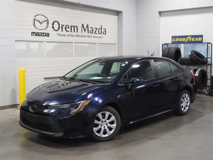 2023 Toyota Corolla LE photo 1