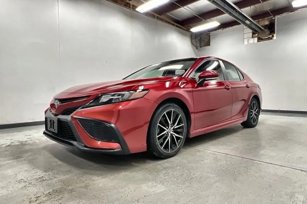 2022 Toyota Camry SE photo 1