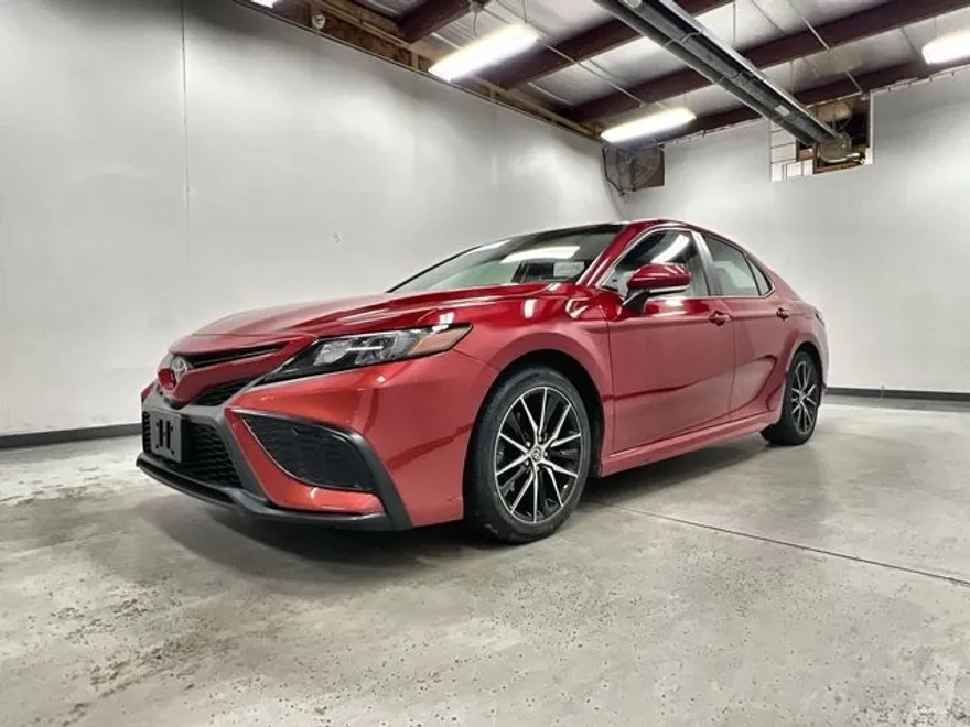 2022 Toyota Camry SE photo 1