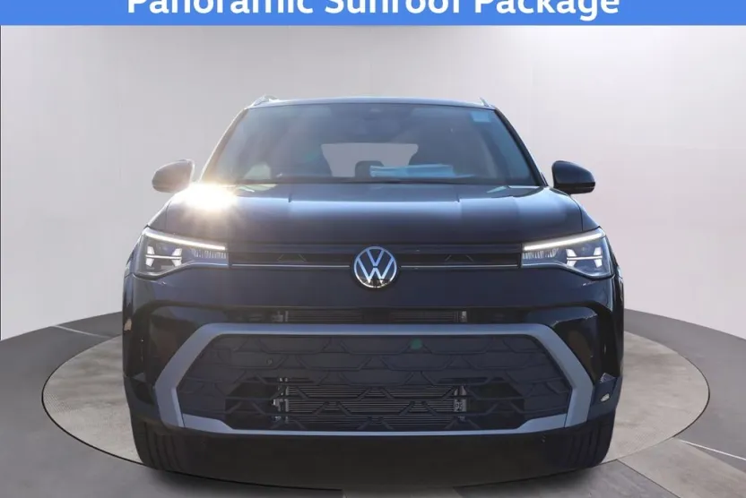 2025 Volkswagen Taos SE photo 1