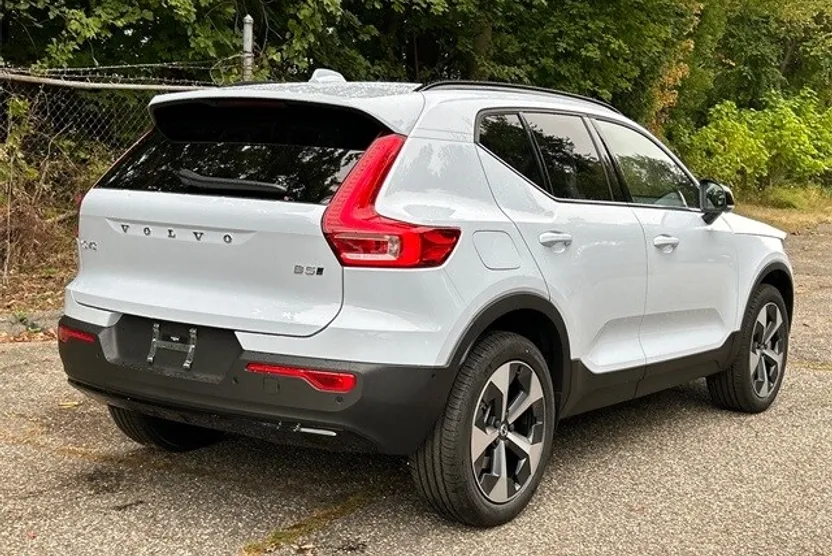 2026 Volvo XC40 Plus photo 1