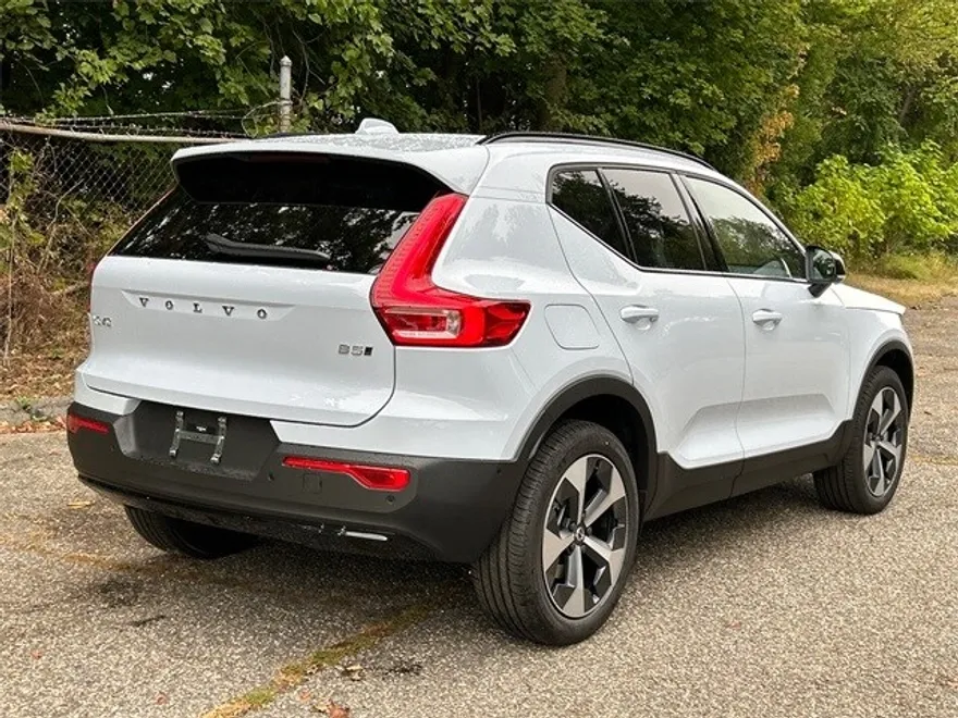 2026 Volvo XC40 Plus photo 1