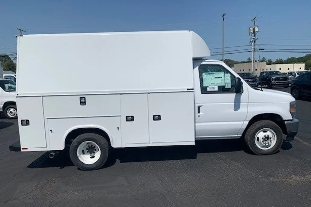 2025 Ford E-350 photo 1