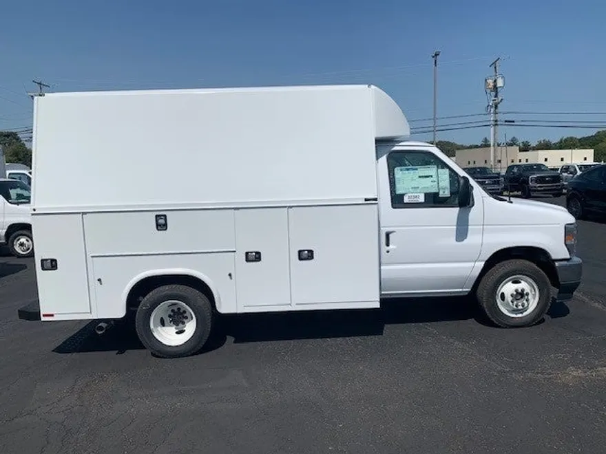 2025 Ford E-350 photo 1