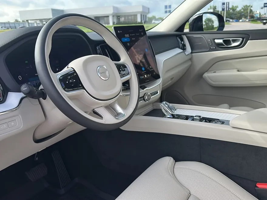 2026 Volvo XC60 T8 photo 1