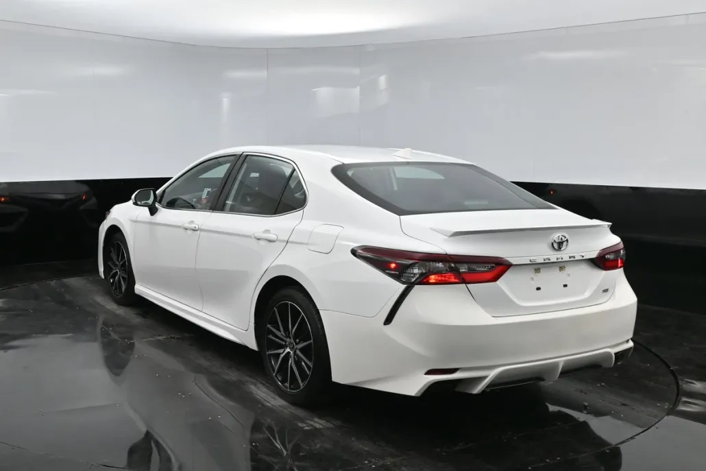 2022 Toyota Camry SE photo 1