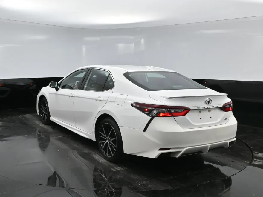 2022 Toyota Camry SE photo 1
