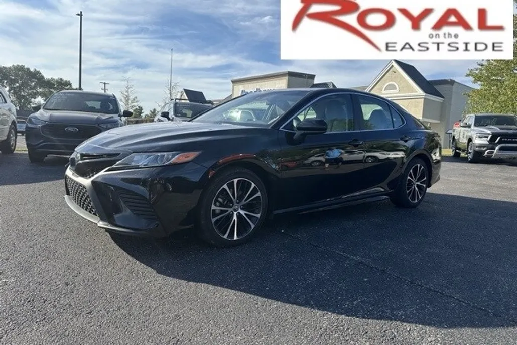 2020 Toyota Camry SE photo 1