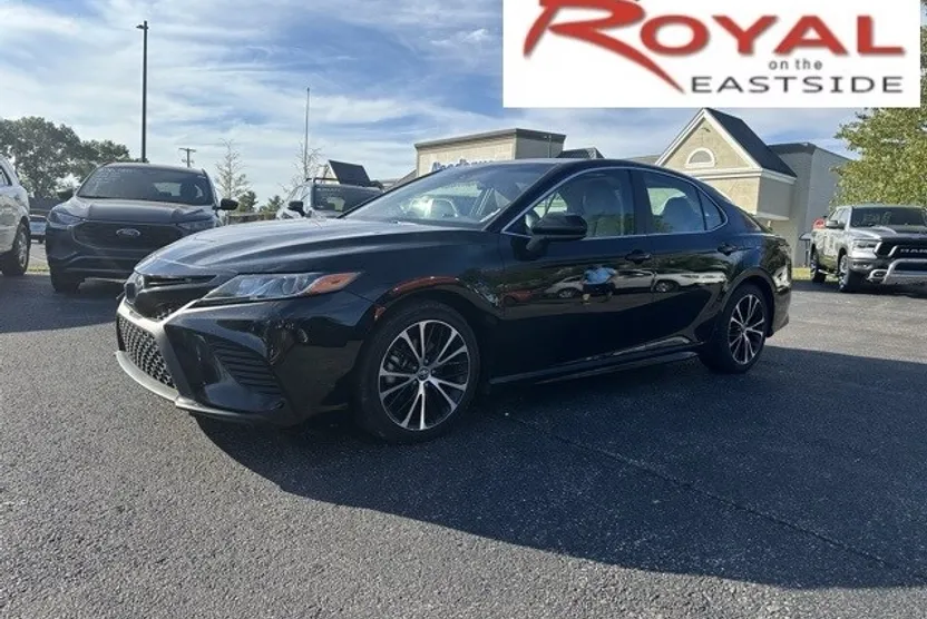 2020 Toyota Camry SE photo 1