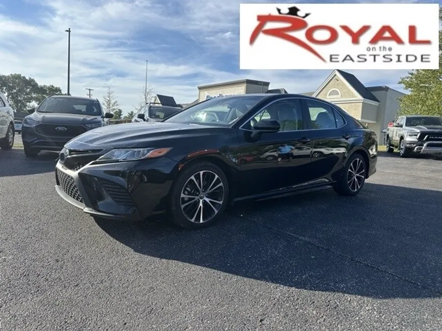 2020 Toyota Camry SE photo 1