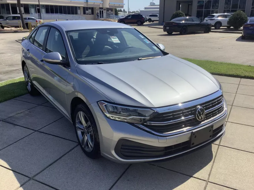 2024 Volkswagen Jetta SE photo 1