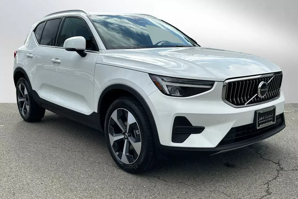 2025 Volvo XC40 Core photo 1