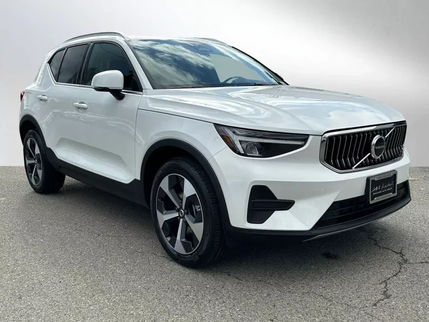 2025 Volvo XC40 Core photo 1