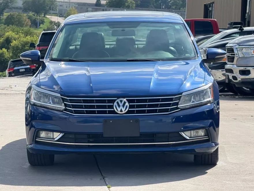 2016 Volkswagen Passat TDI SE photo 1