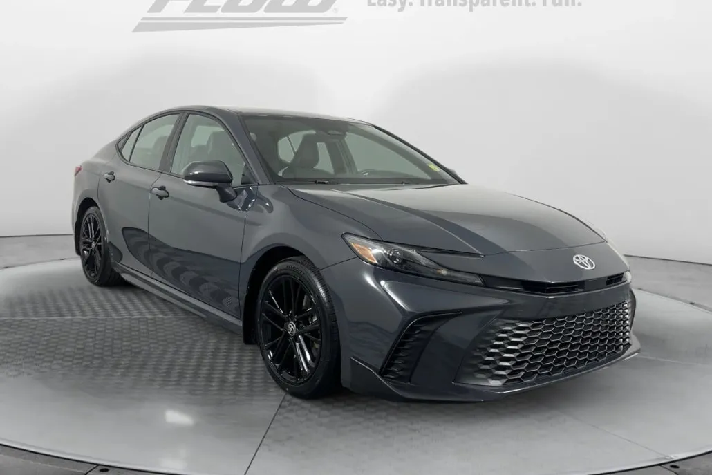 2025 Toyota Camry SE Hybrid photo 1