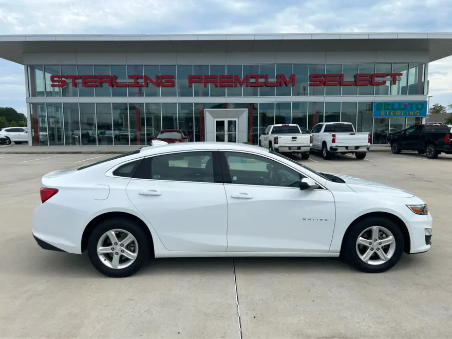 2024 Chevrolet Malibu 1LT photo 1