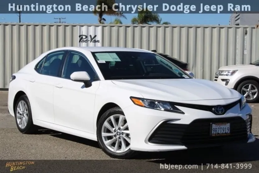 2023 Toyota Camry LE photo 1