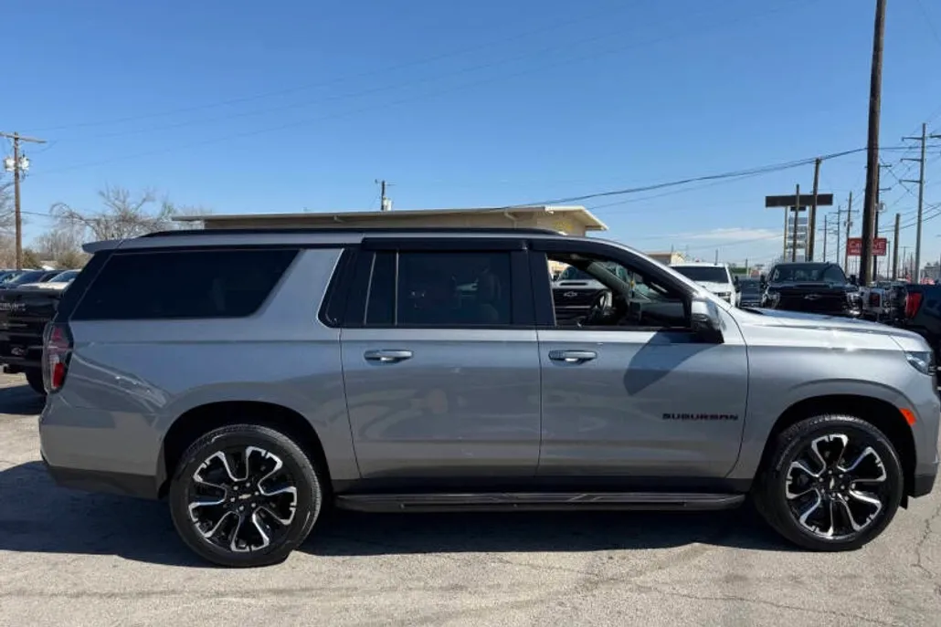 2022 Chevrolet Suburban RST photo 1