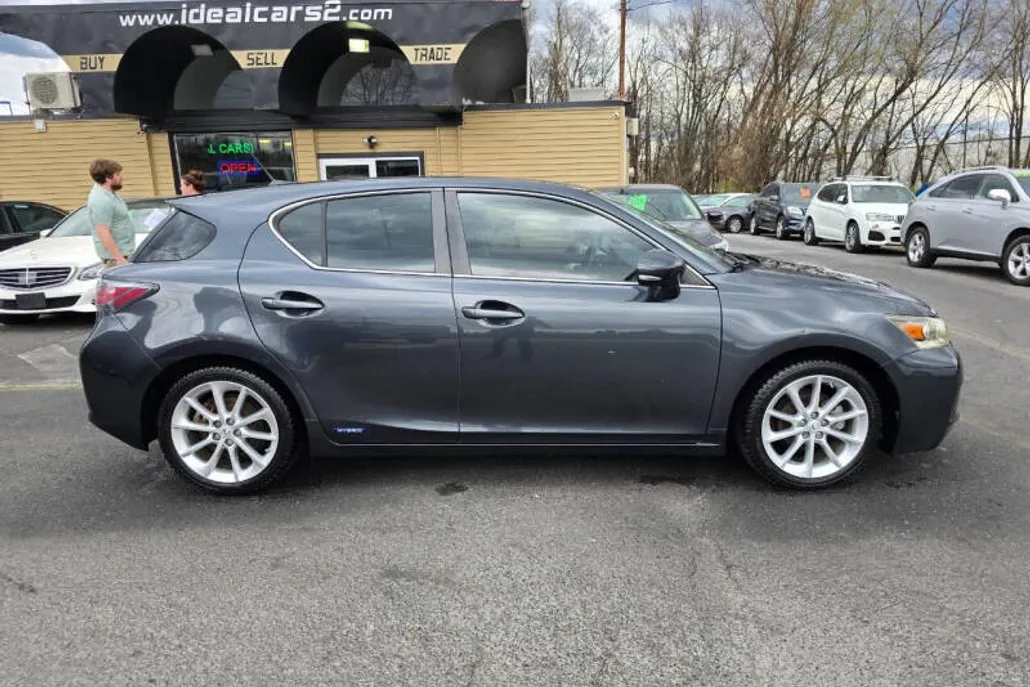 2011 Lexus CT 200h photo 1