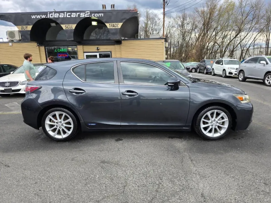 2011 Lexus CT 200h photo 1